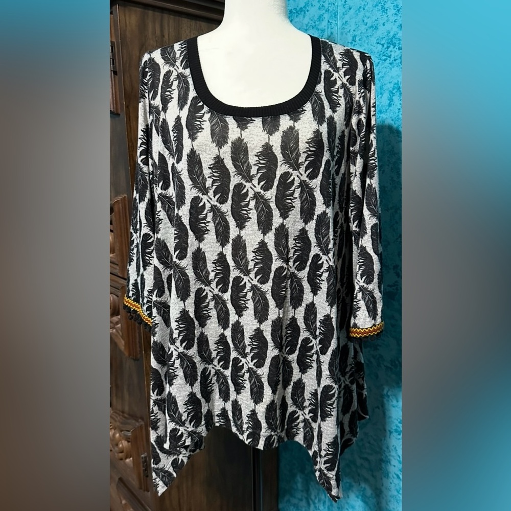 Ivy Jane Black and White Feather Pattern Long Sleeve Top